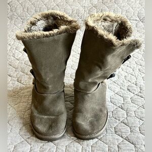 EUC White Mountain gray suede & faux fur boots with toggle and seam details - 9